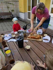 Malí škôlkari v role šéfkuchárov